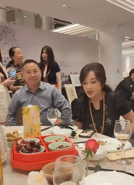 劉曉慶這樣多好,髮型自然不戴假髮,雖是普通奶奶模樣也有氣質!