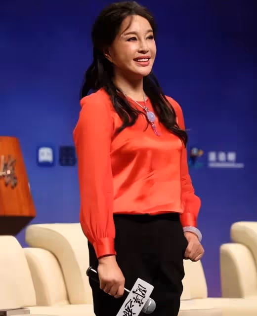 劉曉慶這樣多好,髮型自然不戴假髮,雖是普通奶奶模樣也有氣質!