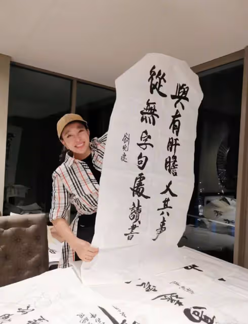 劉曉慶這樣多好,髮型自然不戴假髮,雖是普通奶奶模樣也有氣質!