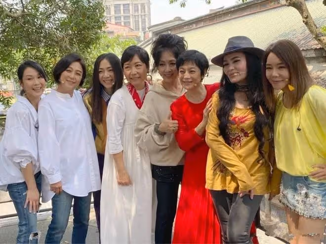 在街頭拍到劉若英,滿臉皺紋斷崖式衰老,但沒整容很自然的漂亮啊