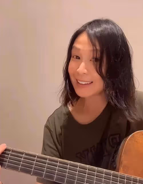 在街頭拍到劉若英,滿臉皺紋斷崖式衰老,但沒整容很自然的漂亮啊