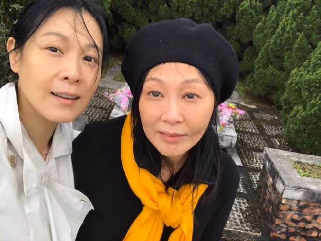 在街頭拍到劉若英,滿臉皺紋斷崖式衰老,但沒整容很自然的漂亮啊