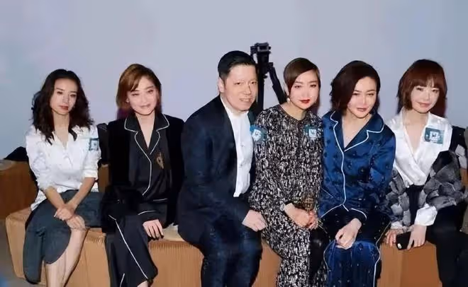 董潔小梅婷5歲卻像姐姐!一個披頭散髮像大嬸,一個染金髮趕潮流