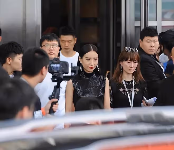 董潔小梅婷5歲卻像姐姐!一個披頭散髮像大嬸,一個染金髮趕潮流