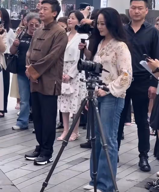章小蕙被路人拍成大媽,五大三粗身材壯碩,但容貌狀態比實際小!
