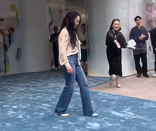 章小蕙被路人拍成大媽,五大三粗身材壯碩,但容貌狀態比實際小!