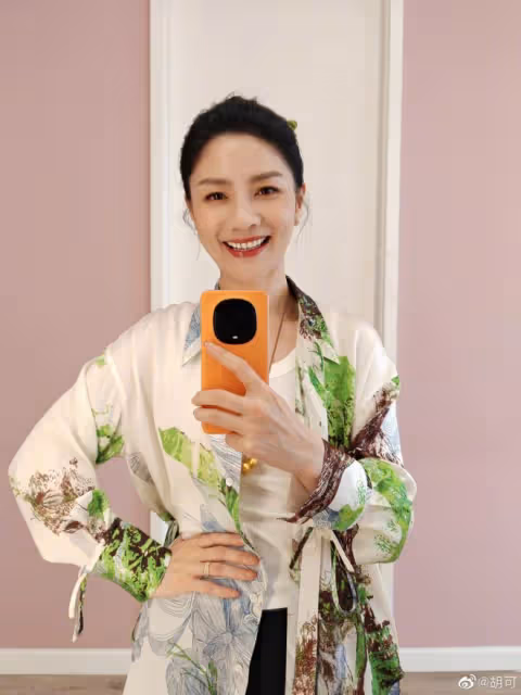 胡可曬全家福!沙溢鬍子拉碴十足的油膩大叔,她戴生日皇冠如公主