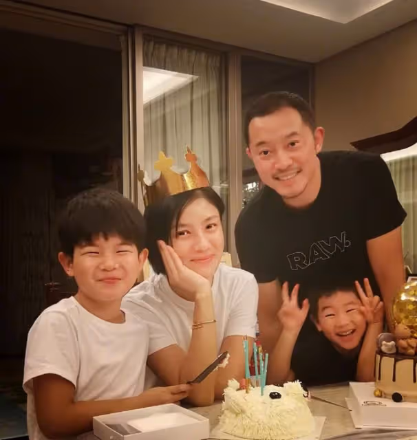 胡可曬全家福!沙溢鬍子拉碴十足的油膩大叔,她戴生日皇冠如公主