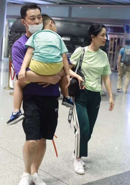 胡可曬全家福!沙溢鬍子拉碴十足的油膩大叔,她戴生日皇冠如公主