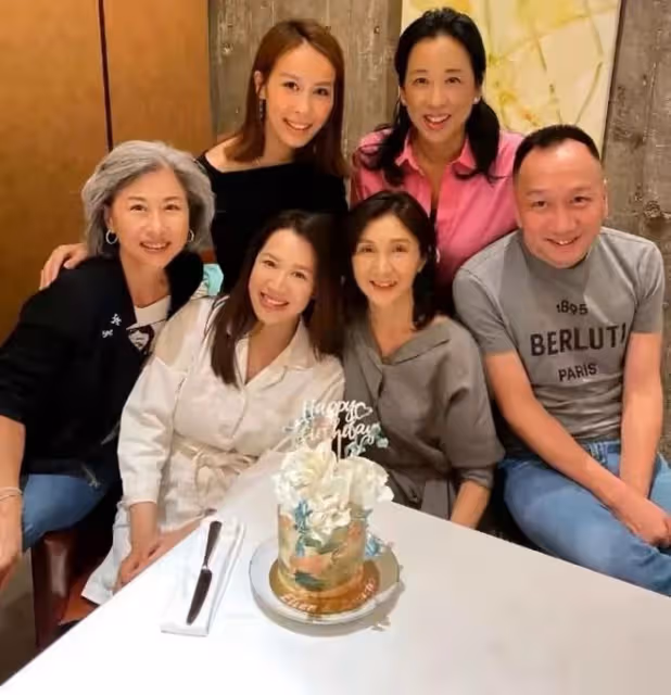 朱玲玲跟葉倩文差2歲如兩代,一個優雅貴婦,一個素顏干黃像奶奶