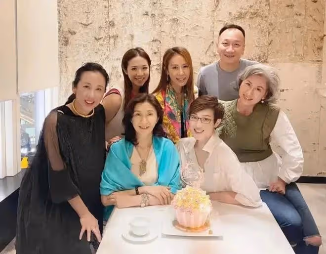 朱玲玲跟葉倩文差2歲如兩代,一個優雅貴婦,一個素顏干黃像奶奶