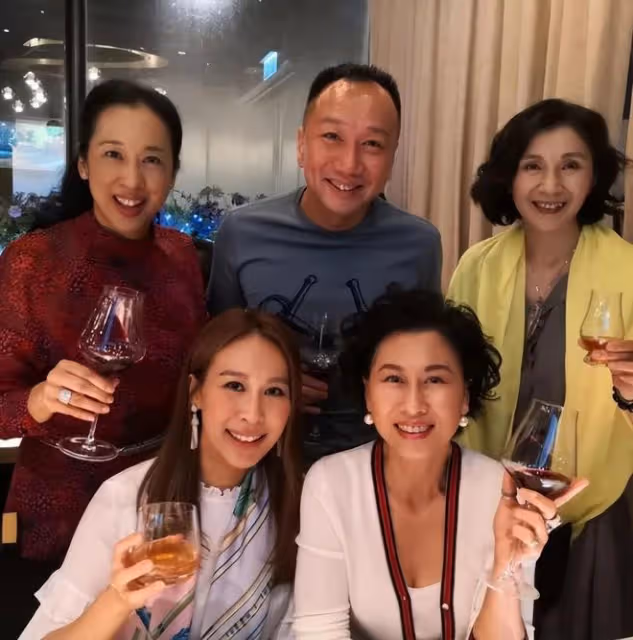 朱玲玲跟葉倩文差2歲如兩代,一個優雅貴婦,一個素顏干黃像奶奶