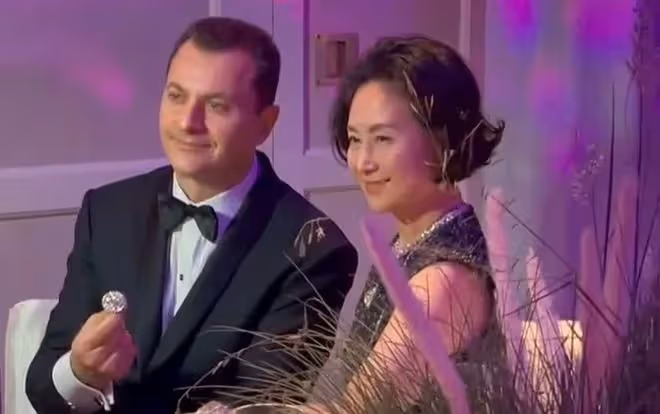 何超瓊是實打實的頂級富豪,也沒整容自然老去,但氣質依然高貴!