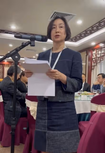 何超瓊是實打實的頂級富豪，也沒整容自然老去，但氣質依然高貴！