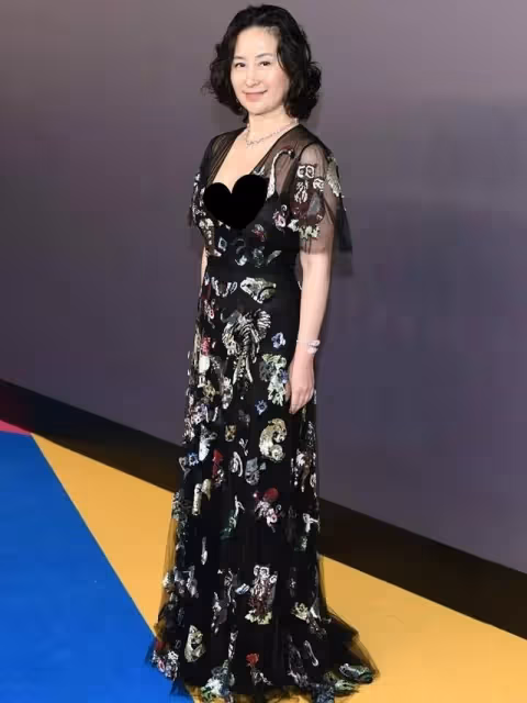 何超瓊是實打實的頂級富豪，也沒整容自然老去，但氣質依然高貴！
