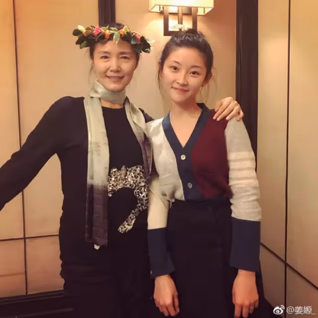 姜黎黎越老越有魅力!戴絲巾俗套氣質卻優雅,不追求細腰麻杆腿!