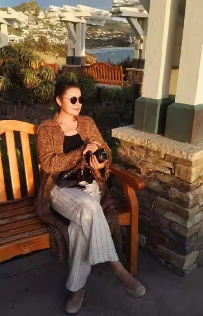 姜黎黎越老越有魅力!戴絲巾俗套氣質卻優雅,不追求細腰麻杆腿!