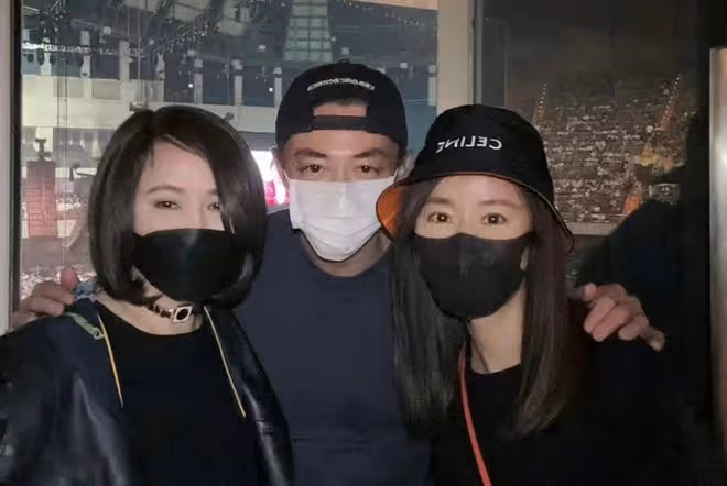 霍建華夫妻跟好友合影,一個穿短褲挽留青春,一個穿緊身褲超油膩