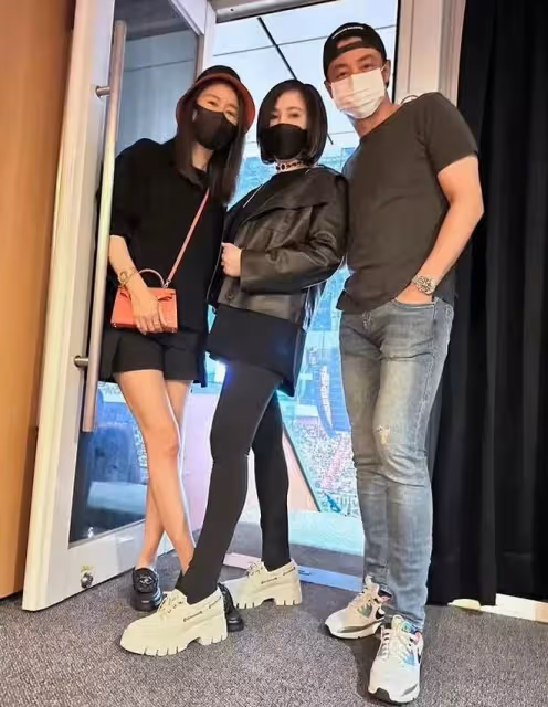 霍建華夫妻跟好友合影,一個穿短褲挽留青春,一個穿緊身褲超油膩
