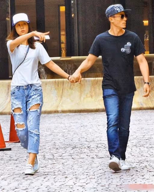 霍建華夫妻跟好友合影,一個穿短褲挽留青春,一個穿緊身褲超油膩