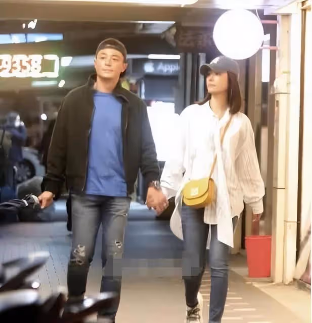 霍建華夫妻跟好友合影，一個穿短褲挽留青春，一個穿緊身褲超油膩