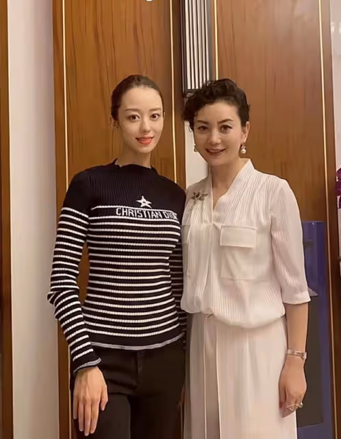 朱軍老婆52歲就很好!穿套裙燙卷髮從容老去,散發中年女性知性美