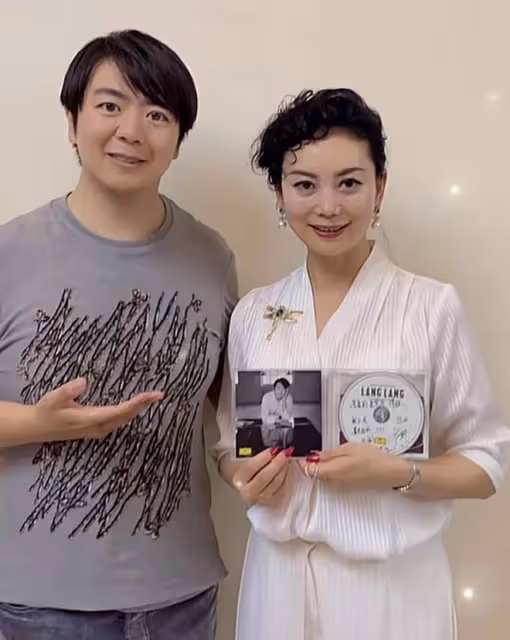 朱軍老婆52歲就很好!穿套裙燙卷髮從容老去,散發中年女性知性美