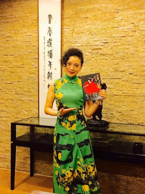 朱軍老婆52歲就很好!穿套裙燙卷髮從容老去,散發中年女性知性美