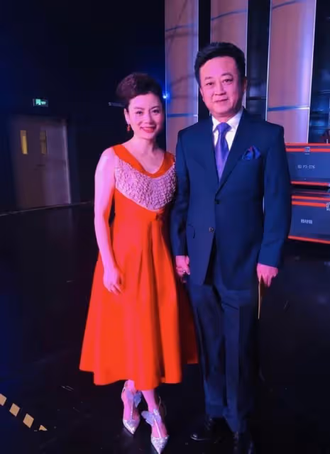 朱軍老婆52歲就很好!穿套裙燙卷髮從容老去,散發中年女性知性美