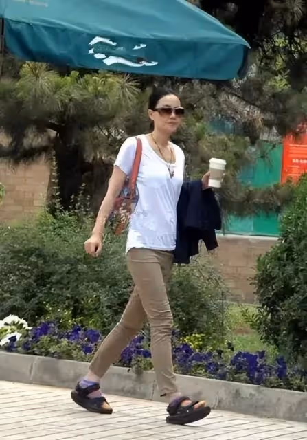 王菲私下真不一樣,穿超短褲追趕潮流,但臀部都遮不全,太不優雅