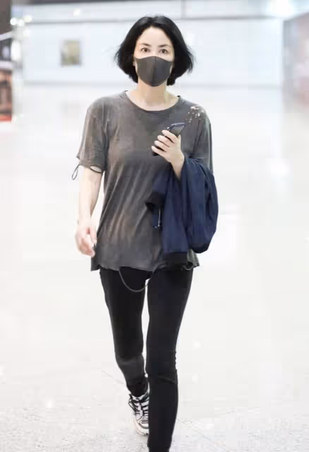 王菲私下真不一樣,穿超短褲追趕潮流,但臀部都遮不全,太不優雅