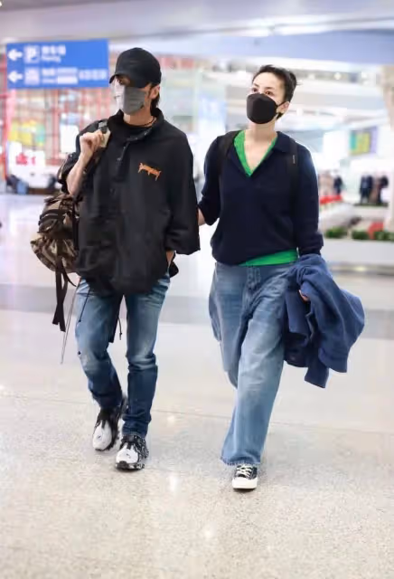 王菲私下真不一樣,穿超短褲追趕潮流,但臀部都遮不全,太不優雅