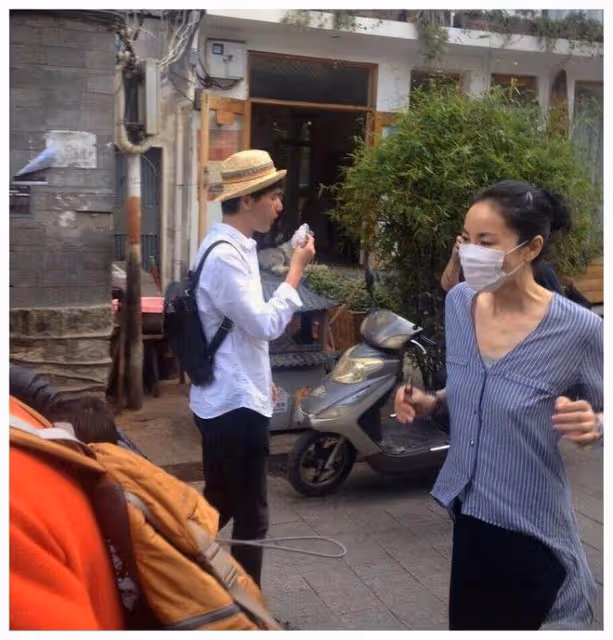 王菲私下真不一樣，穿超短褲追趕潮流，但臀部都遮不全，太不優雅