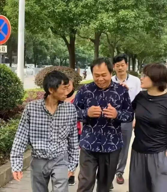 路人拍袁立跟明星真不一樣,與農民工攀肩並行,打扮邋遢不修邊幅