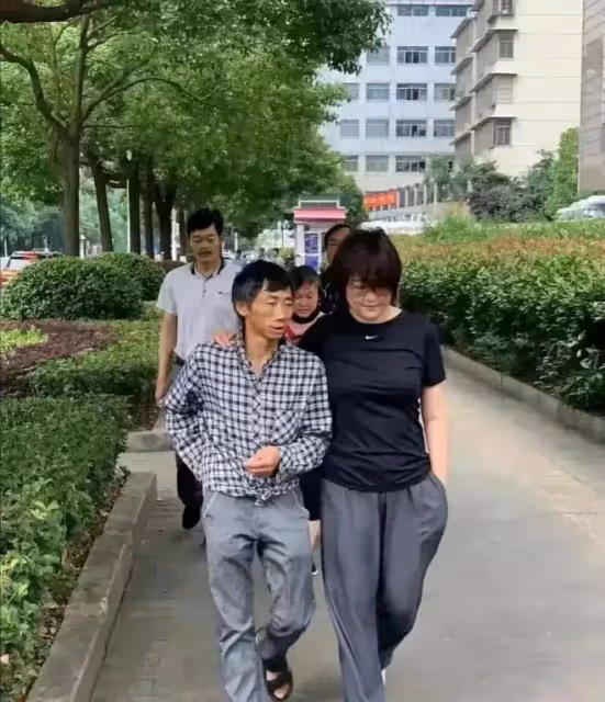 路人拍袁立跟明星真不一樣,與農民工攀肩並行,打扮邋遢不修邊幅