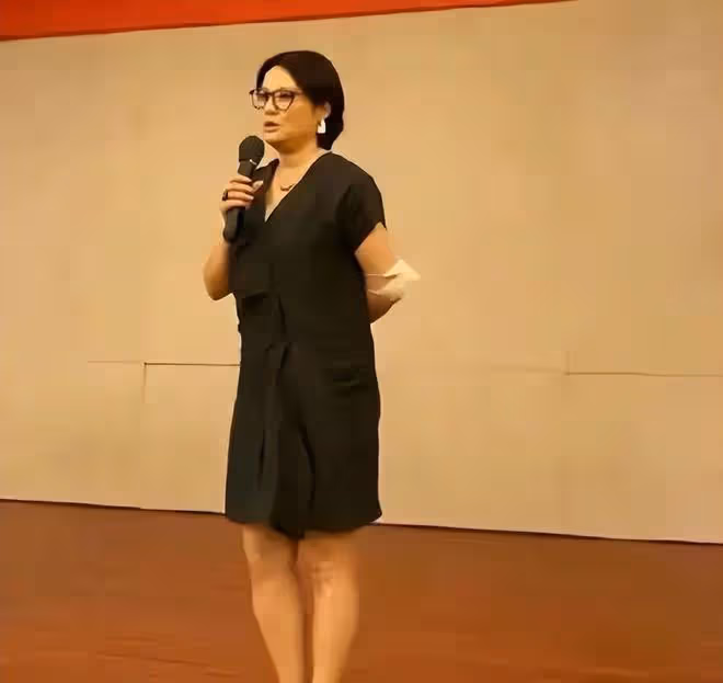 路人拍袁立跟明星真不一樣,與農民工攀肩並行,打扮邋遢不修邊幅