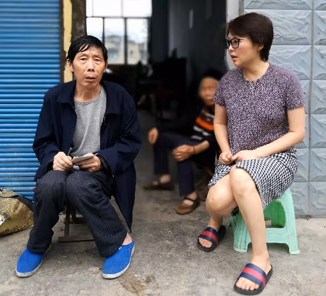 路人拍袁立跟明星真不一樣,與農民工攀肩並行,打扮邋遢不修邊幅