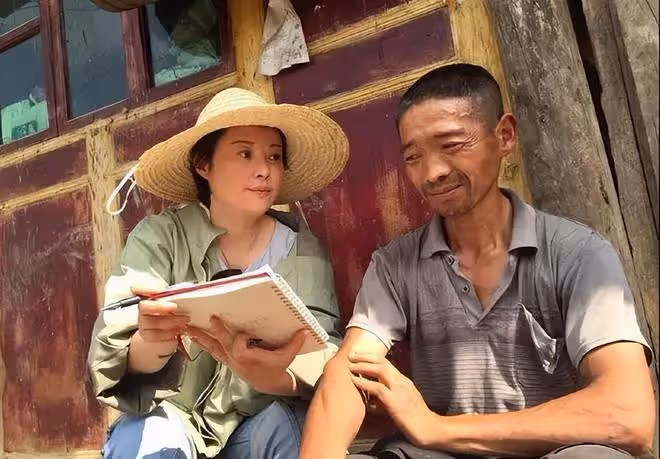 路人拍袁立跟明星真不一樣,與農民工攀肩並行,打扮邋遢不修邊幅