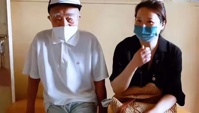 路人拍袁立跟明星真不一樣,與農民工攀肩並行,打扮邋遢不修邊幅