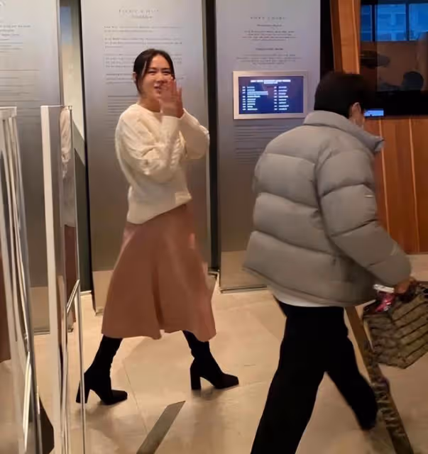 42歲孫藝珍容貌大翻車，化妝師太拉胯了，同期花里保養很漂亮