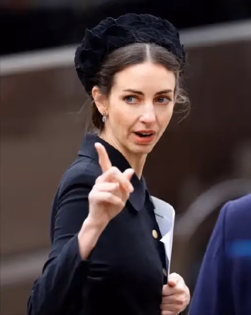 威廉夜店熱舞畫面曝光,摟女模特腰疑親吻,英國節目公開質問威廉