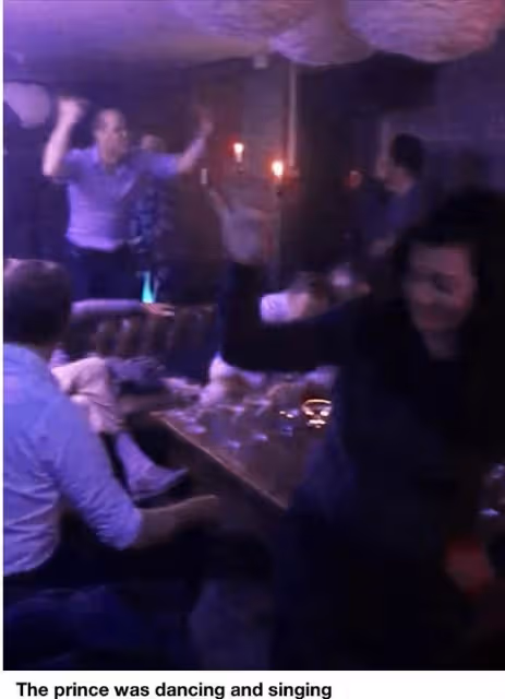 威廉夜店熱舞畫面曝光,摟女模特腰疑親吻,英國節目公開質問威廉