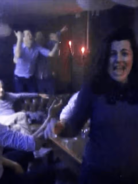 威廉夜店熱舞畫面曝光,摟女模特腰疑親吻,英國節目公開質問威廉