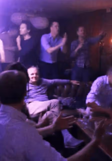 威廉夜店熱舞畫面曝光,摟女模特腰疑親吻,英國節目公開質問威廉