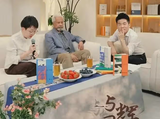 古爾納的隨行翻譯火了!穿白襯衫盡顯知性美,履歷比董宇輝高的多