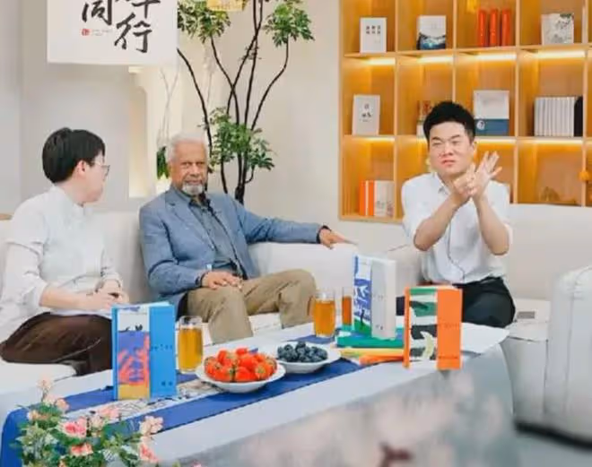 古爾納的隨行翻譯火了!穿白襯衫盡顯知性美,履歷比董宇輝高的多