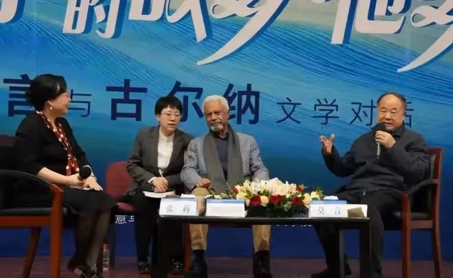 古爾納的隨行翻譯火了!穿白襯衫盡顯知性美,履歷比董宇輝高的多