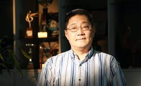 他捧紅了那英韓紅,因詐騙罪入獄病死獄中,妻子為他至今未嫁!