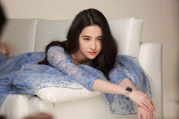 上帝吻了劉亦菲的臉,卻忘給她的腿開天窗,網友:老天還是公平的