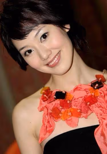 她曾被李詠、趙忠祥看好,卻遭遇電視「退回」,後被曝當富豪小三